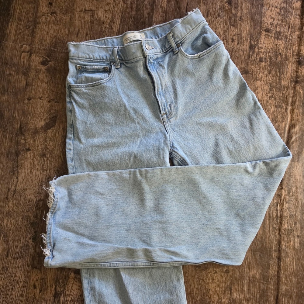 ABERCROMBIE &‎ FITCH Relaxed Jean Womens 29/8R Light Wash High Rise Raw Hem 90s